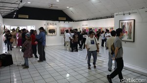 Pada akhirnya, “Renjana” bukan sekadar pameran seni; ia adalah perayaan tentang gairah hidup, tentang perjalanan personal yang dituangkan dalam warna-warna yang mengalir bebas. Melalui karya-karya ini, ketujuh perupa berbagi energi, mimpi, dan kegigihan mereka kepada publik, menghidupkan kembali kesadaran bahwa seni selalu menjadi jembatan antara manusia dan apa yang tidak terucapkan. Mohammad Farrel/detikFoto