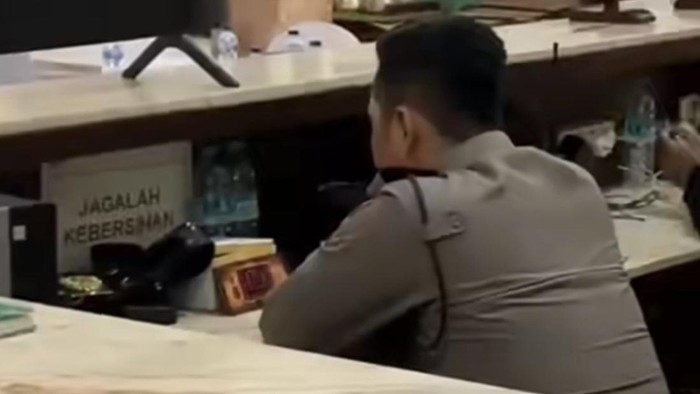 Pegawai Pemkot Surabaya yang viral disebut bermain game di lobby balai kota.