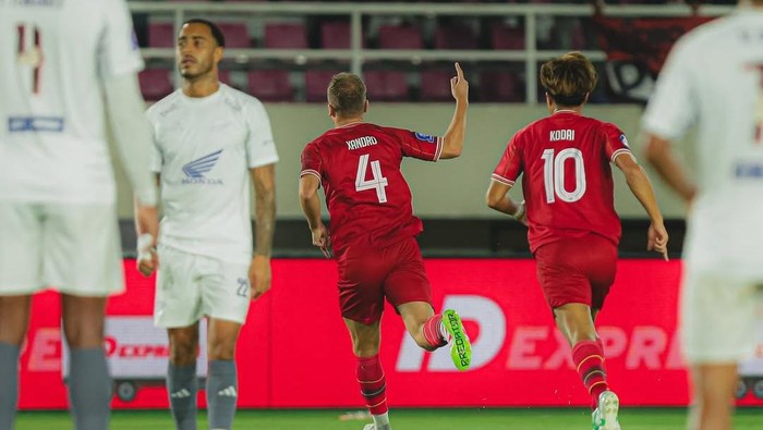 Pemain Persis Solo Xandro Schenk mencetak gol ke gawang PSM Makassar.