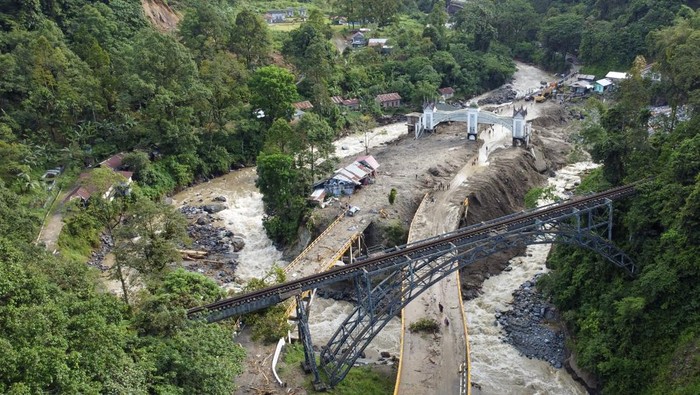 Petugas gabungan dari TNI, Polri, Brimob, Basarnas, BPBD, Satpol PP, damkar, dinas perhubungan, Tagana, PMI, dan  relawan dengan bantuan alat berat membersihkan lokasi dari material longsor di Jembatan Kembar Silaiang, Padang Panjang, Sumbar, Sabtu (29/11/2025). Petugas gabungan masih terus berupaya membersihakan lokasi tersebut dari material lumpur bercampur batang pohon yang menutupi akses jalan Padang-Bukittinggi. ANTARA FOTO/Muhammad Ali/Lmo/tom.