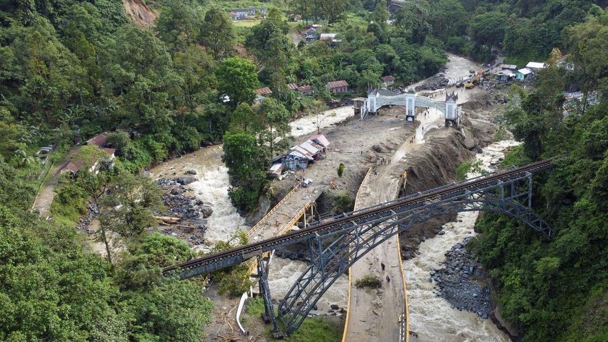 Foto Udara Perlihatkan Upaya Ekstra Memulihkan Akses di Jembatan Kembar Silaiang
