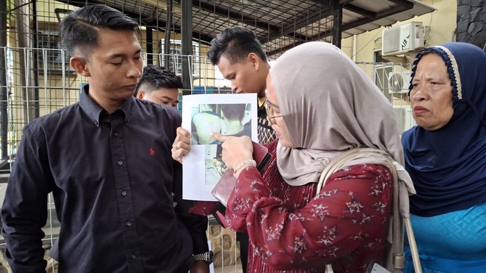 Ade Oktaria didampingi kuasa hukumnya saat mendatangi SPKT Polda Sumsel untuk membuat laporan