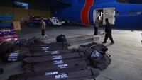 Sebanyak 10 ton logistik diberangkatkan menggunakan dua pesawat, yakni Fokker 27 MK 50 P/4401 dengan tujuan Sumatera Utara serta pesawat CN 295/P-4501 yang diterbangkan ke Padang, Sumatera Barat. Bantuan tersebut terdiri atas makanan siap saji, selimut, perlengkapan bayi, tenda, genset listrik, perahu karet, dan kebutuhan tanggap darurat lainnya. ANTARA FOTO/Muhammad Iqbal