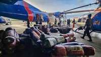 Polri mengirimkan bantuan kemanusiaan untuk korban bencana alam di wilayah Sumatera melalui Bandara Pondok Cabe, Tangerang Selatan, Banten, pada Sabtu (29/11/2025). ANTARA FOTO/Muhammad Iqbal