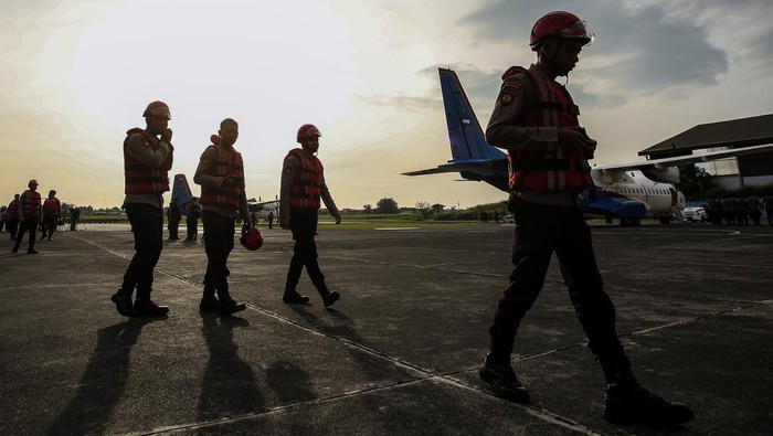 Personil Polri berjalan usai mengikuti apel persiapan pemberangkatan ke daerah bencana alam untuk wilayah Sumatera di Direktorat Kepolisian Udara, Bandara Pondok Cabe, Tangerang Selatan, Banten, Sabtu (29/11/2025). Polri mengirimkan anggotanya serta bantuan untuk korban bencana alam di Sumatera berupa bahan makanan siap saji, selimut, kebutuhan bayi, tenda, genset listrik, perahu karet, dan lainnya dengan total logistik mencapai 10 ton yang diangkut dua pesawat terbang Fokker 27 MK 50 P/4401 tujuan Sumatera Utara dan pesawat CN 295/P-4501 tujuan Padang. ANTARA FOTO/Muhammad Iqbal/tom.