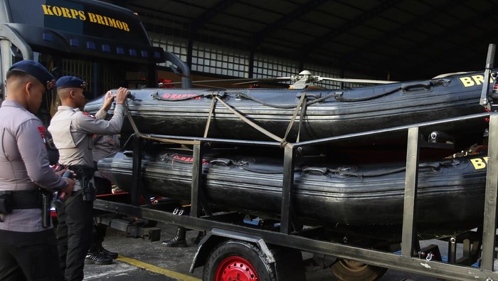 Personil Brimob Polri mengecek perahu karet yang akan dikirim ke daerah bencana alam untuk wilayah Sumatera di Direktorat Kepolisian Udara, Bandara Pondok Cabe, Tangerang Selatan, Banten, Sabtu (29/11/2025). Polri mengirimkan anggotanya serta bantuan untuk korban bencana alam di Sumatera berupa bahan makanan siap saji, selimut, kebutuhan bayi, tenda, genset listrik, perahu karet, dan lainnya dengan total logistik mencapai 10 ton yang diangkut dua pesawat terbang Fokker 27 MK 50 P/4401 tujuan Sumatera Utara dan pesawat CN 295/P-4501 tujuan Padang. ANTARA FOTO/Muhammad Iqbal/tom.