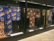 Antusias Pengunjung Melihat Pameran Wastra Indonesia-Jepang