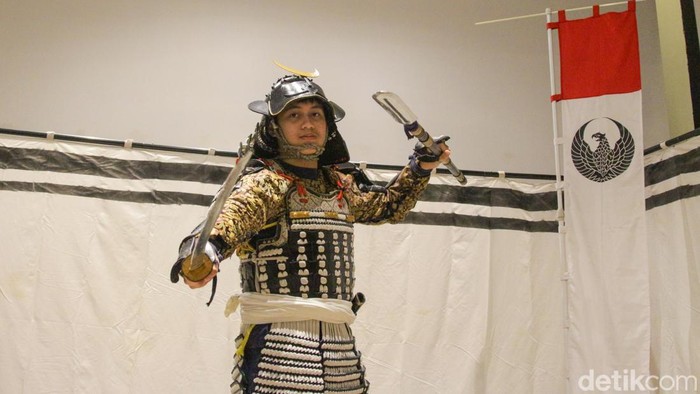 Suasana Pameran Pewarnaan dan Tenun Wastra Indonesia dan Jepang di Museum Nasional, Jakarta, Sabtu (29/11/2025), semakin meriah dengan hadirnya Indonesia Omotenashi Bushotai, komunitas Samurai Indonesia yang menyajikan berbagai kegiatan interaktif bertema budaya Jepang.