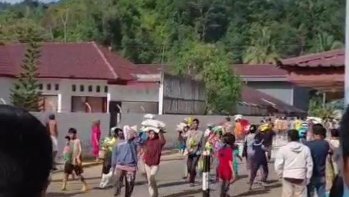 Tangkapan layar video viral gudang milik Bulog di Sibolga dijarah massa