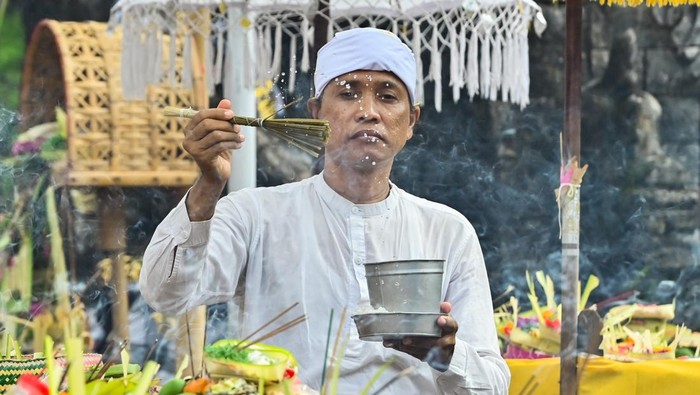 Umat Hindu membawa sesajen saat persembahyangan bersama Hari Raya Kuningan di Pura Sakenan, Denpasar, Bali, Sabtu (29/11/2025). Hari Raya Kuningan dirayakan Umat Hindu sebagai rangkaian dari Hari Raya Galungan yaitu perayaan kemenangan kebenaran (dharma) atas kejahatan (adharma). ANTARA FOTO/Fikri Yusuf