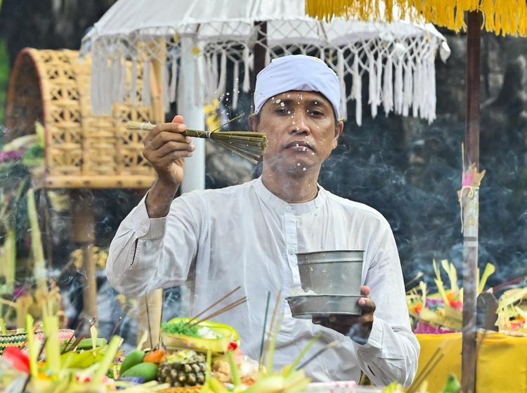 Umat Hindu Laksanakan Sembahyang Hari Raya Kuningan di Pura Sakenan