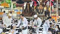 Hari Raya Kuningan merupakan bagian dari rangkaian Hari Raya Galungan, yang diperingati sebagai kemenangan dharma (kebenaran) atas adharma (kejahatan). ANTARA FOTO/FIKRI YUSUF