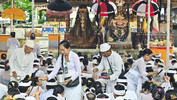 Umat Hindu membawa sesajen saat persembahyangan bersama Hari Raya Kuningan di Pura Sakenan, Denpasar, Bali, Sabtu (29/11/2025). Hari Raya Kuningan dirayakan Umat Hindu sebagai rangkaian dari Hari Raya Galungan yaitu perayaan kemenangan kebenaran (dharma) atas kejahatan (adharma). ANTARA FOTO/Fikri Yusuf