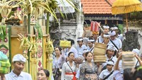 Sejumlah warga terlihat membawa sesajen dan perlengkapan banten saat memasuki area pura untuk mengikuti rangkaian ritual suci dalam rangka Hari Raya Kuningan di Pura Sakenan, Denpasar, pada Sabtu (29/11/2025). ANTARA FOTO/FIKRI YUSUF