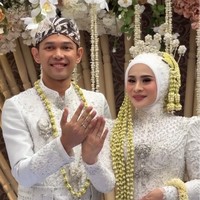 Firly tampil cantik mengenakan kebaya putih rancangan Ayung Berinda. Gaun tampak mewah dengan hiasan payet serta kristal berkilauan, ditambah bros warna silver di bagian tengah. Foto: Instagram/@ayungberinda