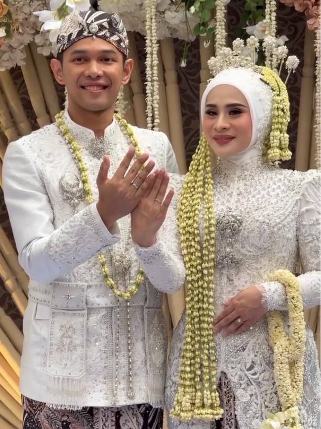 Firly tampil cantik mengenakan kebaya putih rancangan Ayung Berinda. Gaun tampak mewah dengan hiasan payet serta kristal berkilauan, ditambah bros warna silver di bagian tengah. Foto: Instagram/@ayungberinda