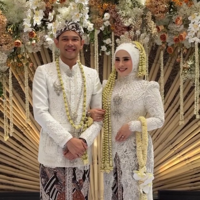 7 Potret Pernikahan Fajar Alfian dan Firly dengan Adat Sunda, Nuansa Serba Putih