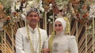 7 Potret Pernikahan Fajar Alfian dan Firly dengan Ada Sunda, Nuansa Serba Putih