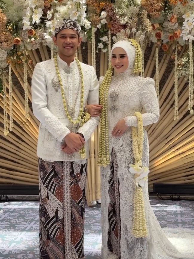7 Potret Pernikahan Fajar Alfian dan Firly dengan Adat Sunda, Nuansa Serba Putih