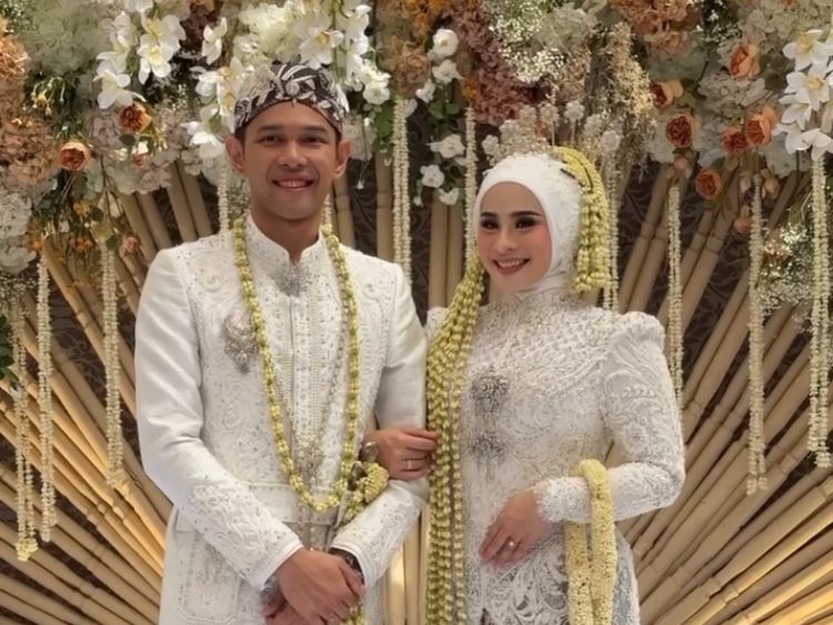 7 Potret Pernikahan Fajar Alfian dan Firly dengan Adat Sunda, Nuansa Serba Putih