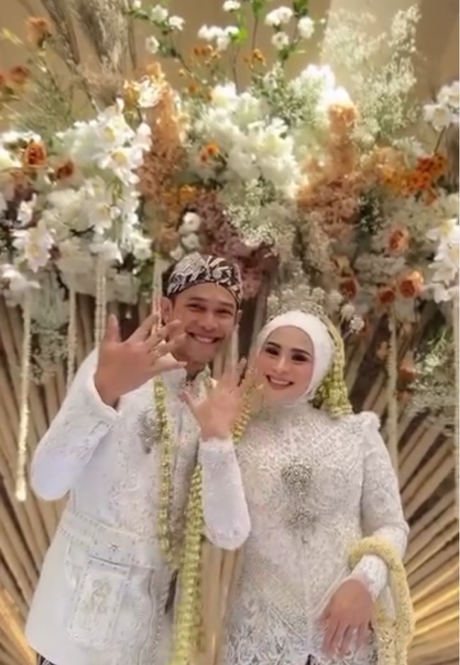 Pebulutangkis nasional Fajar Alfian juga masuk dalam daftar selebriti yang menikahi mantan kekasihnya. Hubungannya dengan Firly Assyifa sempat terjalin beberapa tahun lalu sebelum akhirnya berakhir. Pada 2025, Fajar dan Firly memutuskan untuk mengikat janji suci pernikahan. Foto: Instagram/@ayungberinda