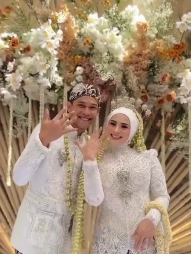 Fajar dan Firly telah berpacaran sejak lama dan bertunangan Februari 2025. Sebelum pernikahan, juara All England 2024 itu sempat mengungkapkan rencana long distance marriage Jakarta-Bandung. Foto: Instagram/@ayungberinda