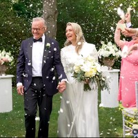 Anthony menikahi Jodie setelah setelah melamar wanita tersebut di Hari Valentine 2024. Di hari bahagianya, pria tersebut memakai setelan jas sedangkan istrinya mengenakan gaun putih duchesse satin dengan hiasan mutiara yang klasik.Foto: Instagram @albomp