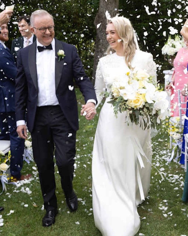 Dilansir AFP, pria 62 tahun itu menikah dengan pekerja jasa keuangan di taman kediaman resminya di Canberra, The Lodge. Dalam pernyataan bersama, pasangan yang akan bulan madu minggu depan ini mengungkap kebahagiaan mereka.“Kami sangat senang dapat berbagi cinta dan komitmen kami untuk menjalani kehidupan masa depan bersama, di hadapan keluarga dan sahabat terdekat,” Foto: Instagram @albomp