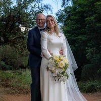 Gaun pengantin Jodie yang berasal dari brand Romance is Born itu pun menuai sorotan karena keunikannya. Dress itu hadir dengan lengan berkancing dan sulaman dengan motif wattle khas Australia.Foto: Instagram @albomp