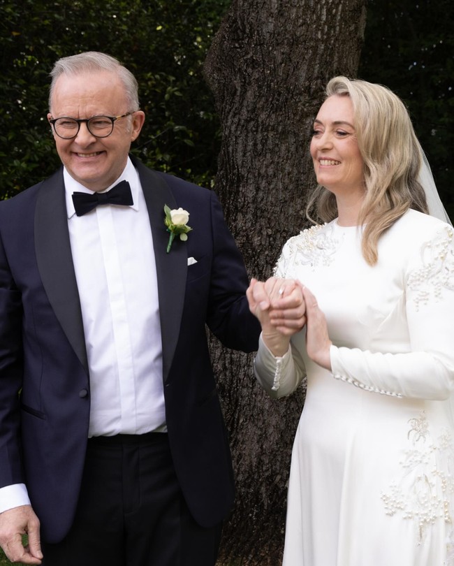 Anthony Albanese menikahi kekasihnya, Jodie Haydon pada Sabtu, (29/11/2025) dalam sebuah perayaan yang intim dan dijaga ketat. Dalam foto yang dibagikan di Instagram, kedua mempelai tampak terlihat sumringah.Foto: Instagram @albomp