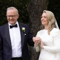 Anthony Albanese menikahi kekasihnya, Jodie Haydon pada Sabtu, (29/11/2025) dalam sebuah perayaan yang intim dan dijaga ketat. Dalam foto yang dibagikan di Instagram, kedua mempelai tampak terlihat sumringah.Foto: Instagram @albomp
