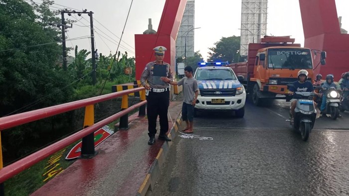 Personel Satlantas Polres Gowa melakukan olah tempat kejadian perkara kecelakaan lalu lintas di Jembatan Kembar, Gowa.
