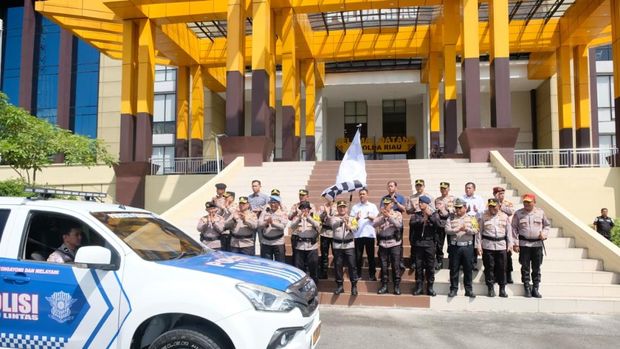 Polda Riau melepas 290 personel dan bantuan ke lokasi bencana di Sumbar. Kegiatan pelepasan pasukan ini dipimpin langsung oleh Kapolda Riau Irjen Pol Herry Heryawan, Sabtu (29/11/2025).