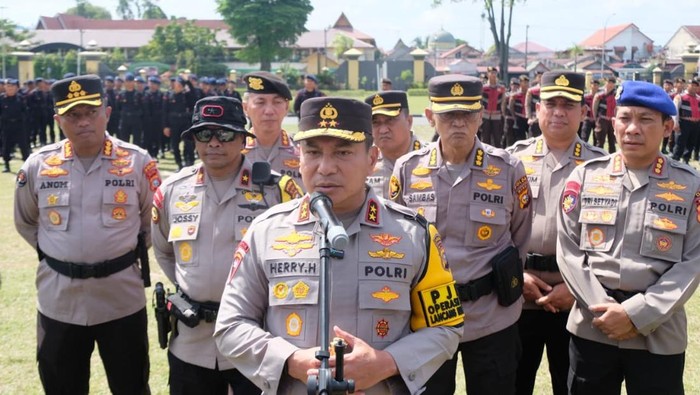 Polda Riau melepas 290 personel dan bantuan ke lokasi bencana di Sumbar. Kegiatan pelepasan pasukan ini dipimpin langsung oleh Kapolda Riau Irjen Pol Herry Heryawan, Sabtu (29/11/2025).