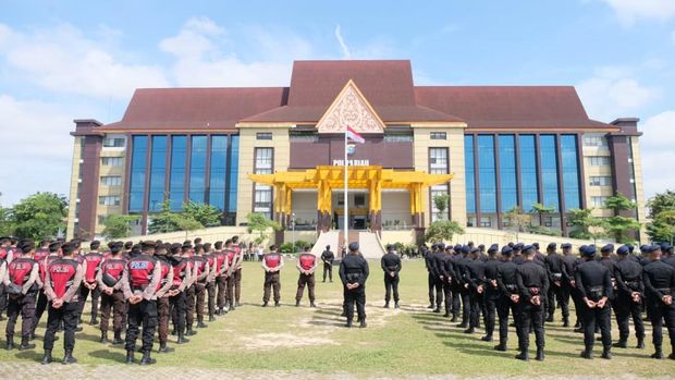 Polda Riau melepas 290 personel dan bantuan ke lokasi bencana di Sumbar. Kegiatan pelepasan pasukan ini dipimpin langsung oleh Kapolda Riau Irjen Pol Herry Heryawan, Sabtu (29/11/2025).