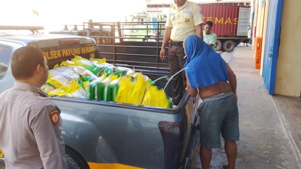 Polresta Pekanbaru mengirimkan 1 ton beras untuk korban bencana di Sumatera Barat. Polresta Pekanbaru mengirimkan 1 ton beras untuk korban bencana di Sumatera Barat.