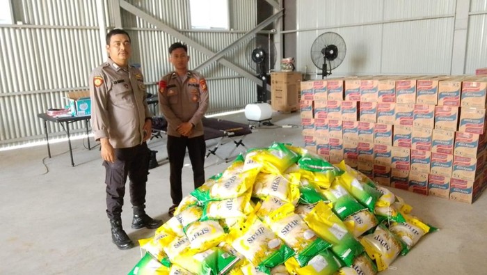 Polresta Pekanbaru mengirimkan 1 ton beras untuk korban bencana di Sumatera Barat.
