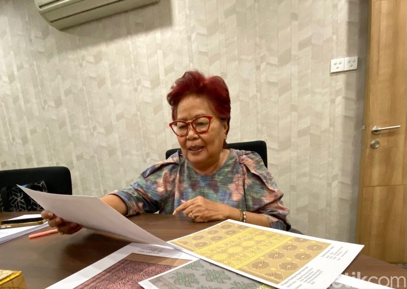 Sjamsidar Isa menjelaskan program Pembinaan Perajin Tenun Cual Bangka yang diselenggarakan Cita Tenun Indonesia dengan dukungan Bank Rakyat Indonesia (BRI).