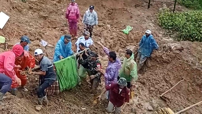 Proses evakuasi jenazah prajurit TNI yang gugur dalam tugas saat evakuasi korban longsor di Padang, Sumatera Barat.