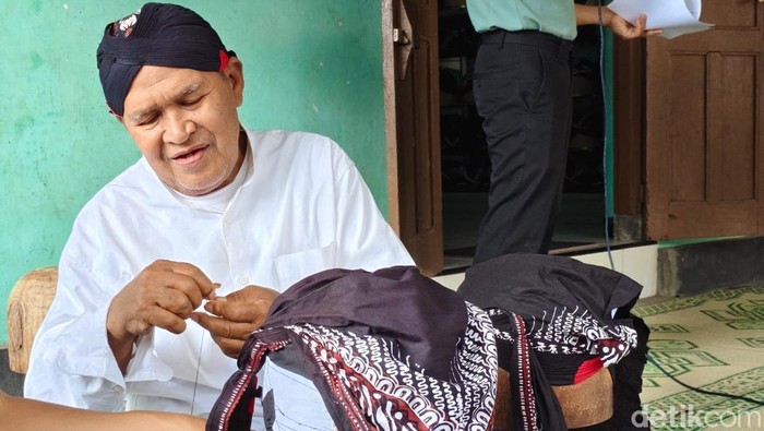 Proses pembuatan blangkon di Godean, Sleman, Sabtu (29/11/2025).