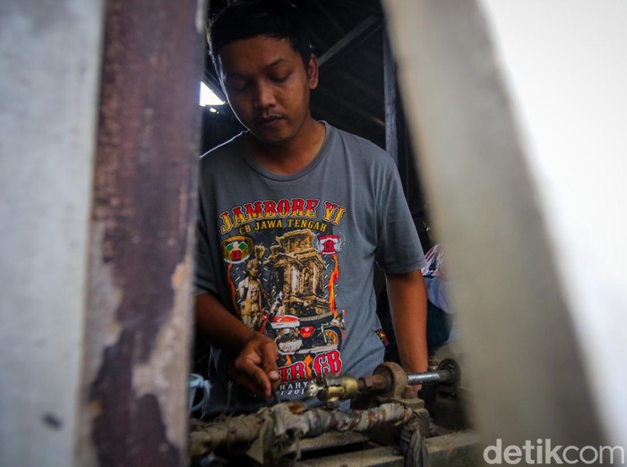 Proses produksi kerajinan kuningan di Ngawen, Sleman, Sabtu (29/11/2025)