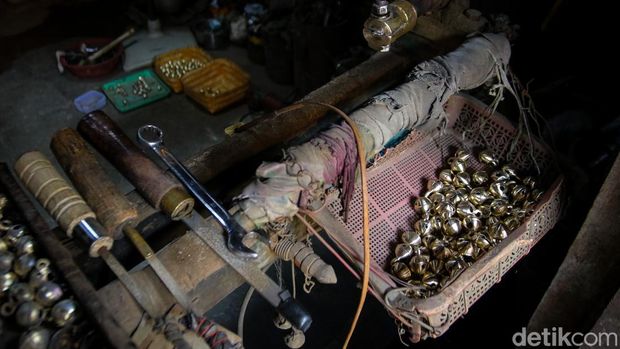 Proses produksi kerajinan kuningan di Ngawen, Sleman, Sabtu (29/11/2025) Proses produksi kerajinan kuningan di Ngawen, Sleman, Sabtu (29/11/2025)