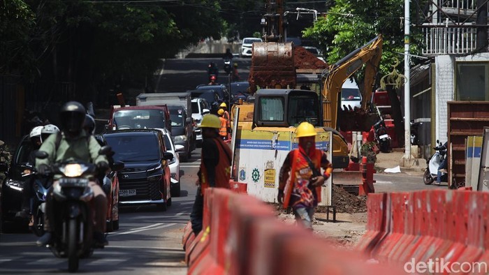 Pekerja menyelesaikan proyek jaringan pipa air bersih di Jalan Deplu Raya, Jakarta Selatan, Sabtu (29/11/2025). Pekerjaan dilakukan hingga malam hari dan hari libur. Proyek ini berdampak pada arus kendaraan yang melambat baik dari Pondok Pinang Jakarta maupun dari Rempoa, Tangerang Selatan. Warga berharap proyek ini cepat selesai.