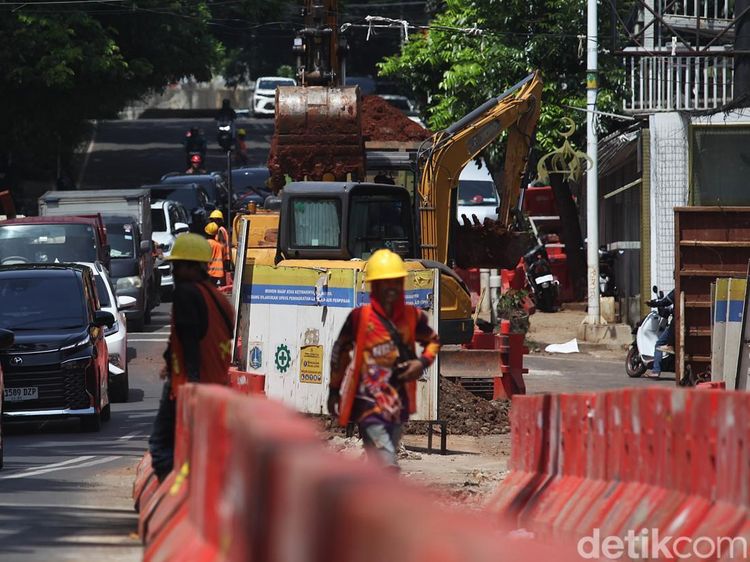 Proyek Pipa Air Bersih di Deplu Raya
