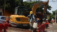 Pekerja tampak menyelesaikan proyek pembangunan jaringan pipa air bersih di Jalan Deplu Raya, Jakarta Selatan, Sabtu (29/11/2025).