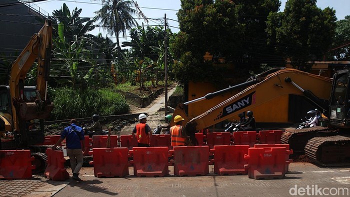 Pekerja menyelesaikan proyek jaringan pipa air bersih di Jalan Deplu Raya, Jakarta Selatan, Sabtu (29/11/2025). Pekerjaan dilakukan hingga malam hari dan hari libur. Proyek ini berdampak pada arus kendaraan yang melambat baik dari Pondok Pinang Jakarta maupun dari Rempoa, Tangerang Selatan. Warga berharap proyek ini cepat selesai.