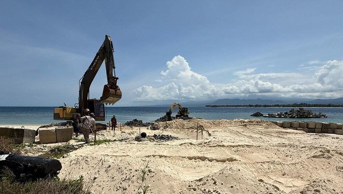 Suasana pembangunan tanggul di pesisir pantai Gili Meno, Lombok Utara. (Dok. Adi).
