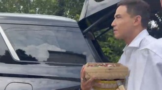 Hamish Daud Berkemeja Putih di Pemakaman Ibunda Raisa