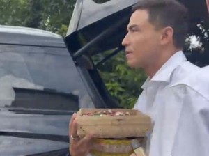 Hamish Daud Berkemeja Putih di Pemakaman Ibunda Raisa