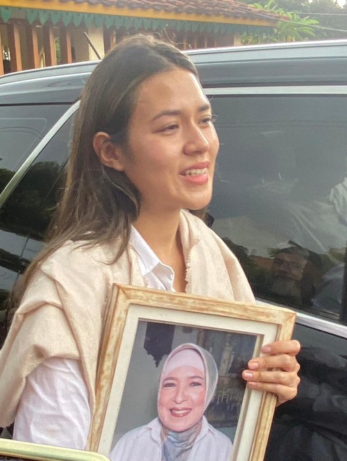 Raisa usai pemakaman ibunda di Taman Pemakaman Muslim Gandul, Cinere, Depok, Jawa Barat.